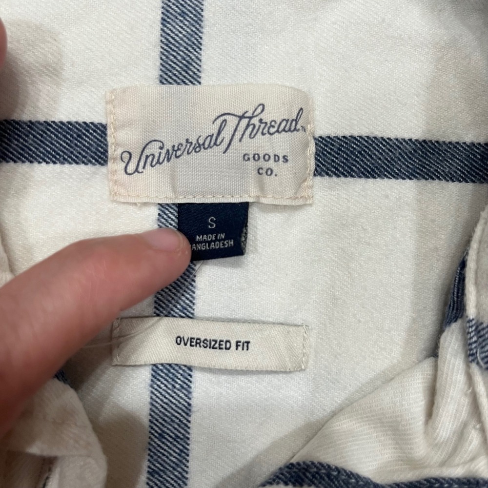 Universal Thread Womens Oversized Flannel Shirt S White Navy Windowpane Plaid - Picture 2 of 4